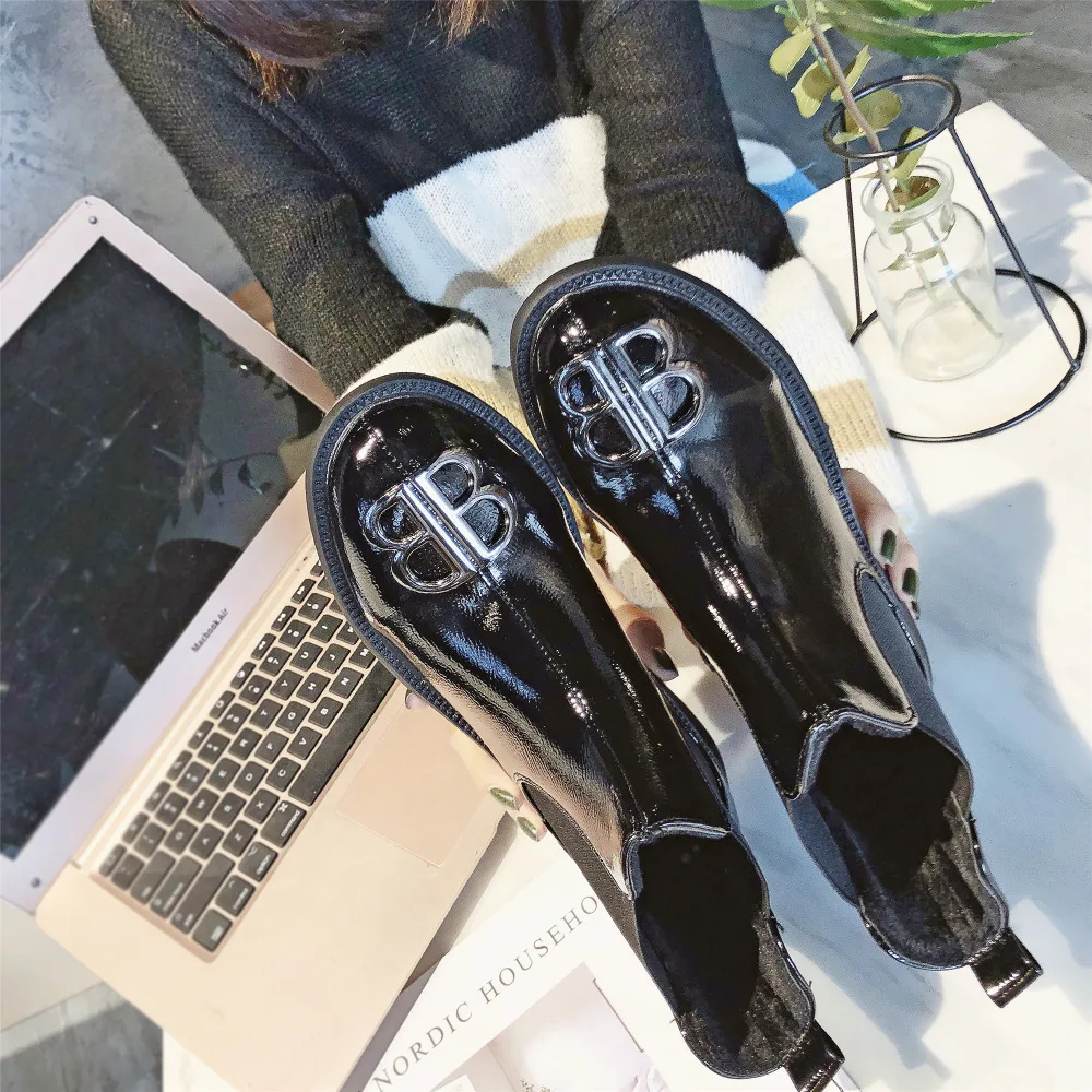 

Chowaring Famous Brand Women Boots With Metal Logo Slip On Round Toe Loe Heel Ladies Ankle Boots Winter Plush Fur Inside Booties