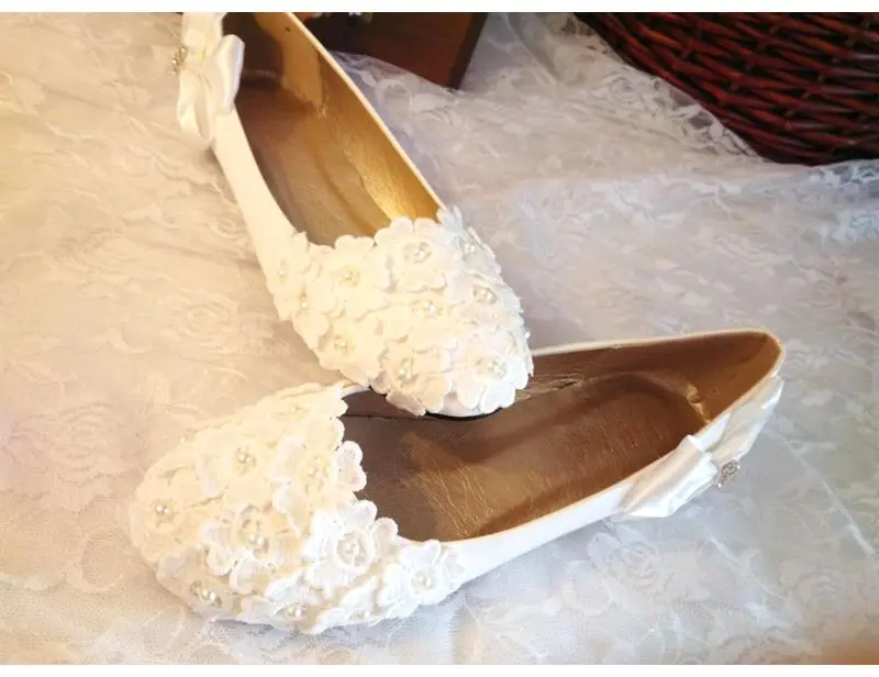 Большие размеры 41, 42, 43 Модные белые кружева цветок свадебные туфли на плоской подошве женская обувь жемчуг сладкий романтический ручной