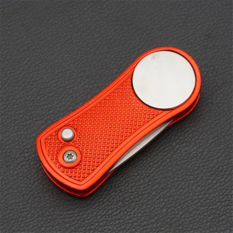 Горячий Divot инструмент с зубчиками с кнопкой Магнитный маркер мяча портативный складной для мяч гольфклуба HV99 - Цвет: RED
