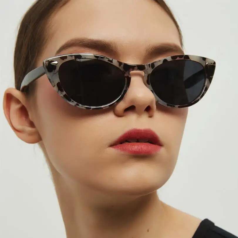 Женские солнцезащитные очки tortoiseshel брендовые дизайнерские с заклепками в стиле