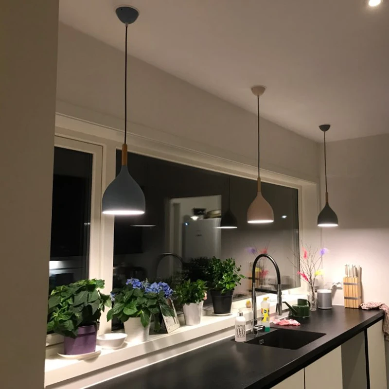 Baratos Lustre multicolor luces colgantes restaurante iluminación colgante de madera accesorios de iluminación de cocina moderna lámpara colgante E27 LED
