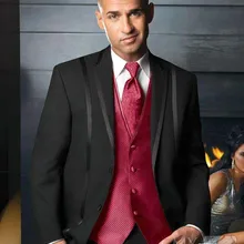 Изготовленный На Заказ черный мужской смокинг жениха, на заказ черный смокинг с красным жилетом, с 2 пуговицами, заостренный лацкан мужские костюмы