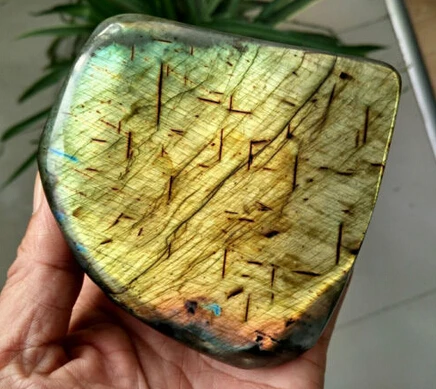 

huij 00943 Natural Multicolor Labradorite Quartz Crystal Specimen Madagascar Y102 Bronze Statue