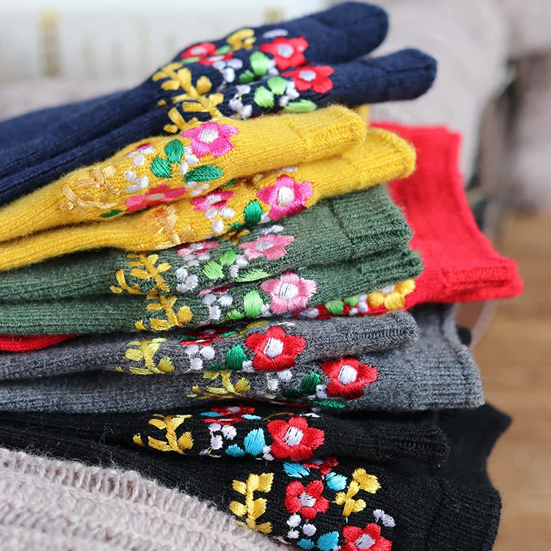 CHAOZHU/Хлопковые вязаные черные модные женские носки с цветочной вышивкой; 2 пары в партии; сезон осень-зима; kawaii; носки с цветами для девочек
