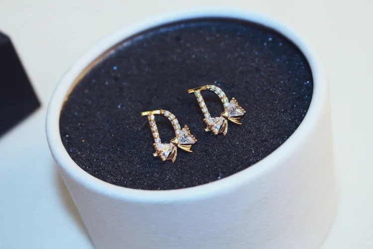 Новые маленькие изысканные D буквы кристалл серьги-гвоздики для женщин брендовые модные украшения Бант Серьги для женщин