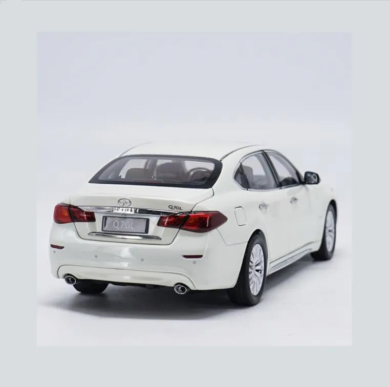 Модель автомобиля из цинкового сплава Infiniti Q70L 1:18 2017 коллекционная и подарочная