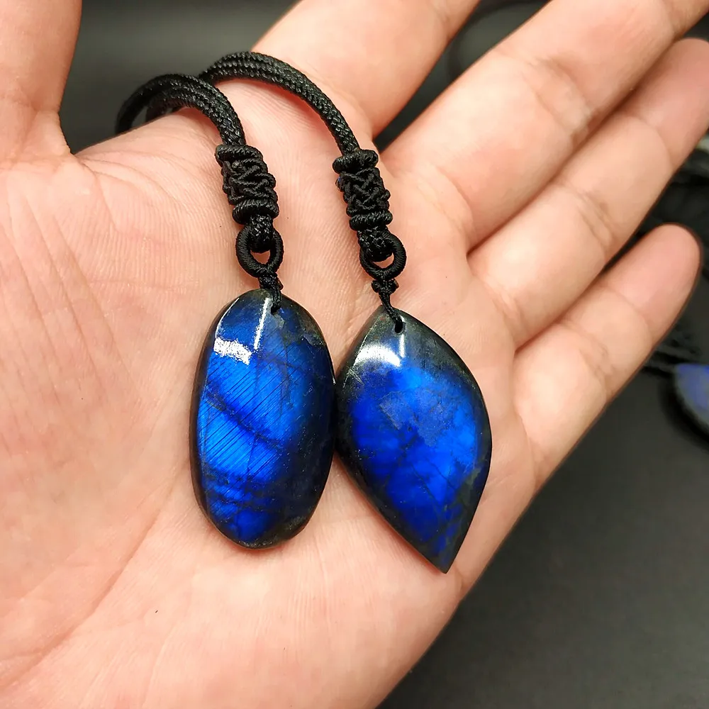 

Natural crystal pendant pendant Moonstone Labradorite pendant natural stone Labradorite pendant blue A product a picture