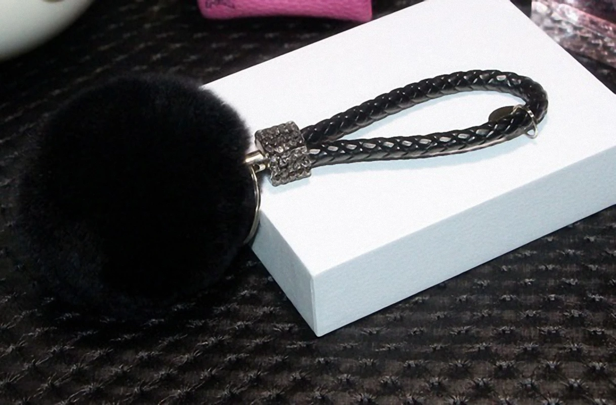 

10 colors Rabbit Soft Fluffy Genuine Rabbit Fur PomPom Ball Leather Strap Key Chain For Car Key Ring Bag Pendant TKK013-black