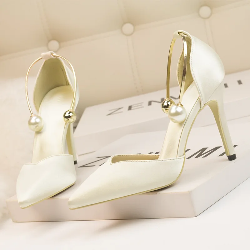 9219-73; модная женская обувь в Корейском стиле; Атласные босоножки на высоком каблуке с открытым носком и металлическим ремешком для ночного клуба
