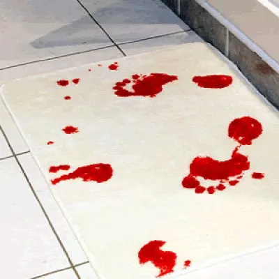 кровавый коврик для ванны