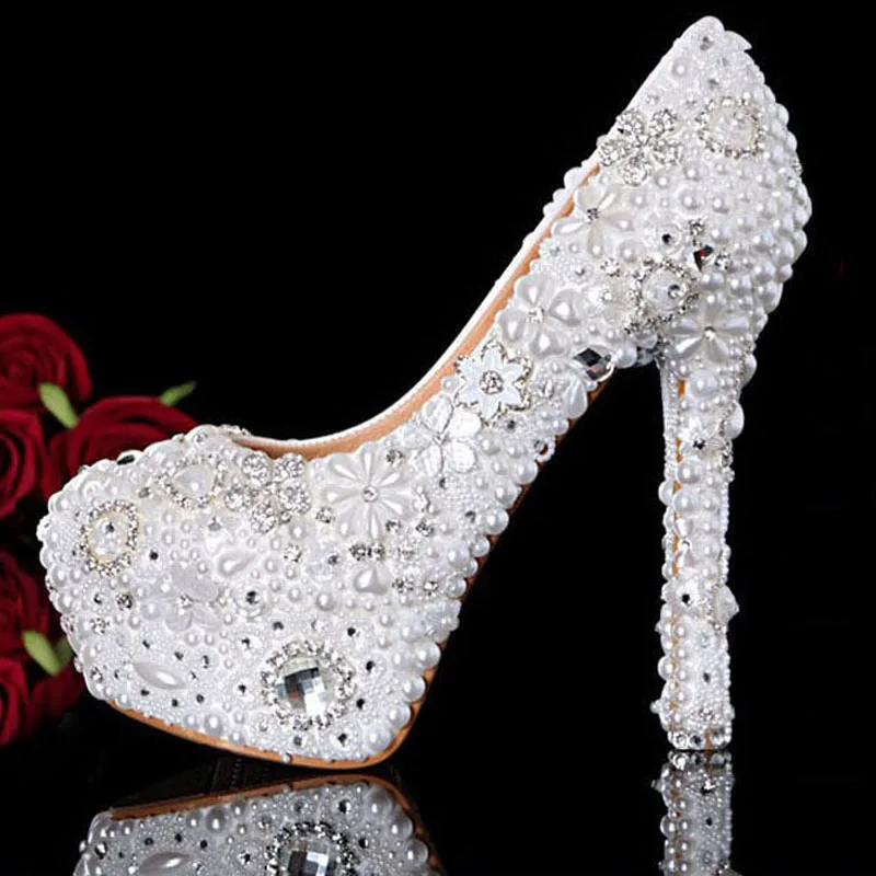 Белые модельные свадебные туфли ручной работы туфли невесты великолепные туфли на очень высоком каблуке украшенные искусственным жемчугом и стразами