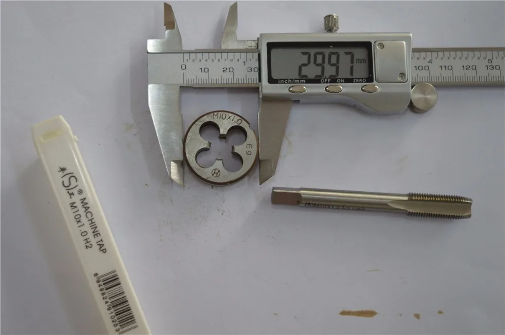 

1 piece M10*1mm Tap and 1 piece M10*1mm Die , M10 standard metric machine used tap and die