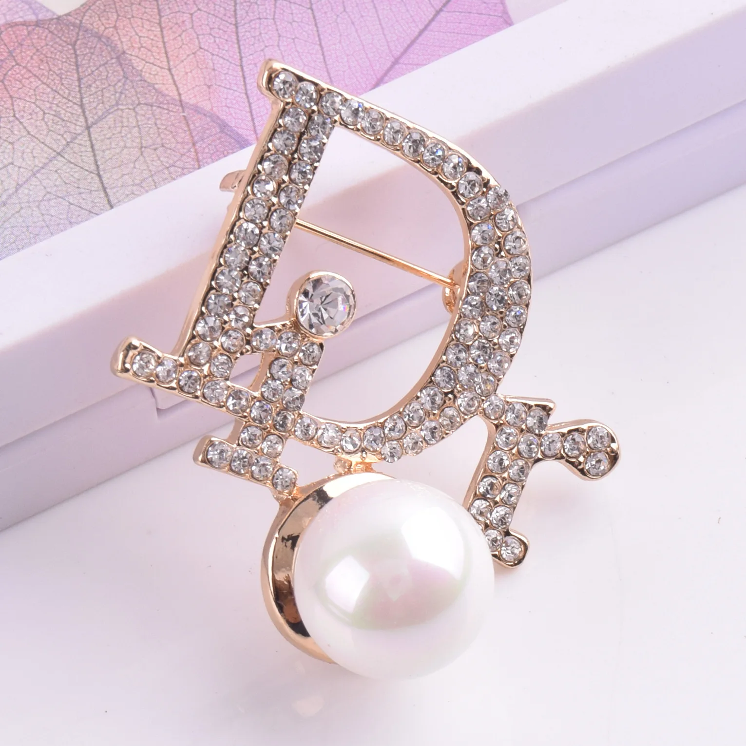 

Hot Sale 2019 Fashion New Creative D Letter Ball Brooch High-grade Crystal Ladies Pin Coat Jewelry Brooch