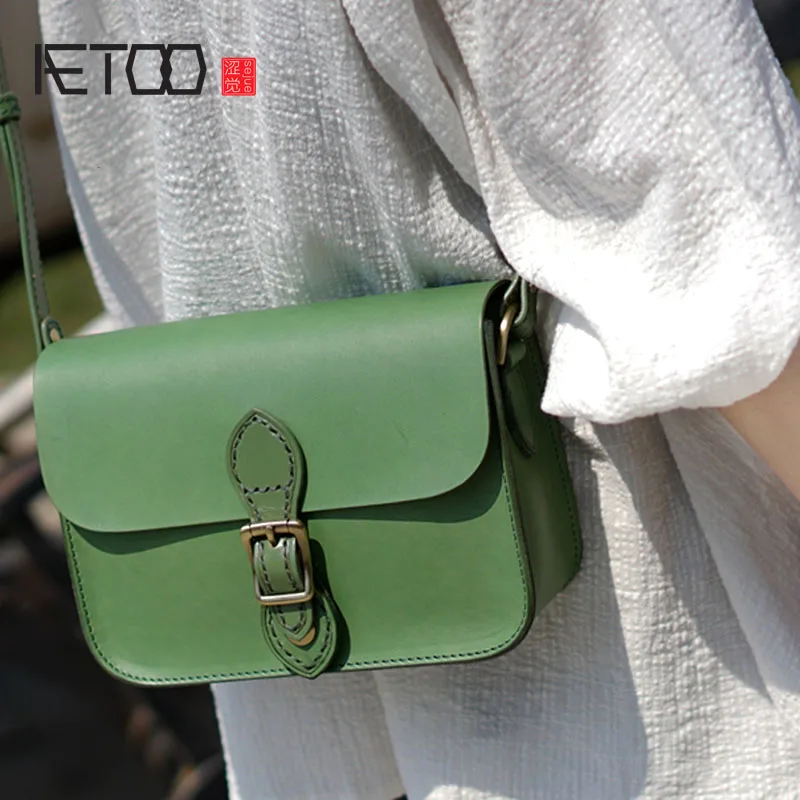 

AETOO Manual one-shoulder slant back female ladies leather vegetable tanned leather crossbody hard shell small retro messenger b