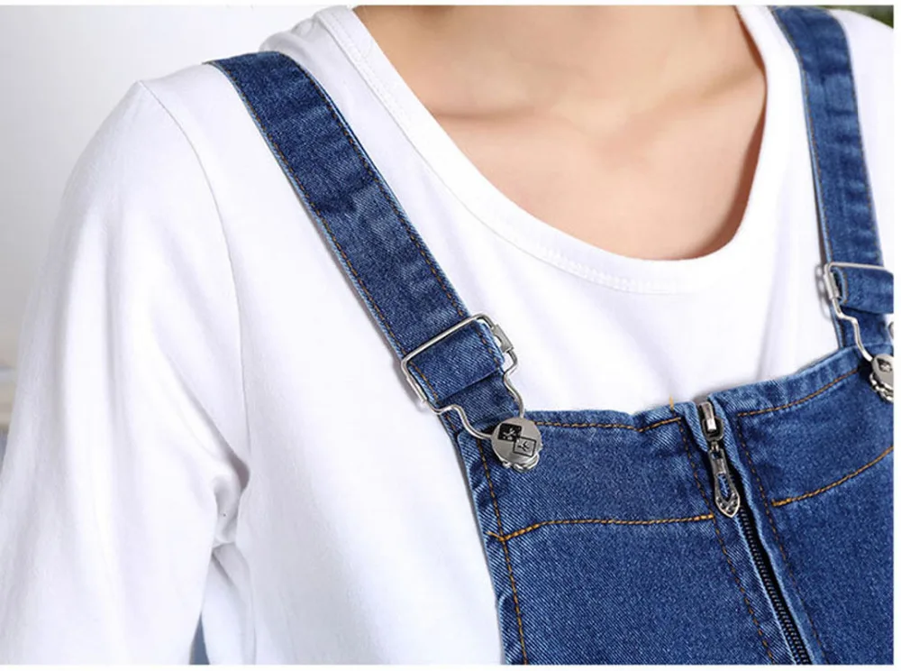 Как вставить лямку в комбинезоне. Комбинезон на лямках. Застежка на джинсовом комбинезоне. Как вставить лямку в комбинезоне. Крепление застежки на комбинезоне.