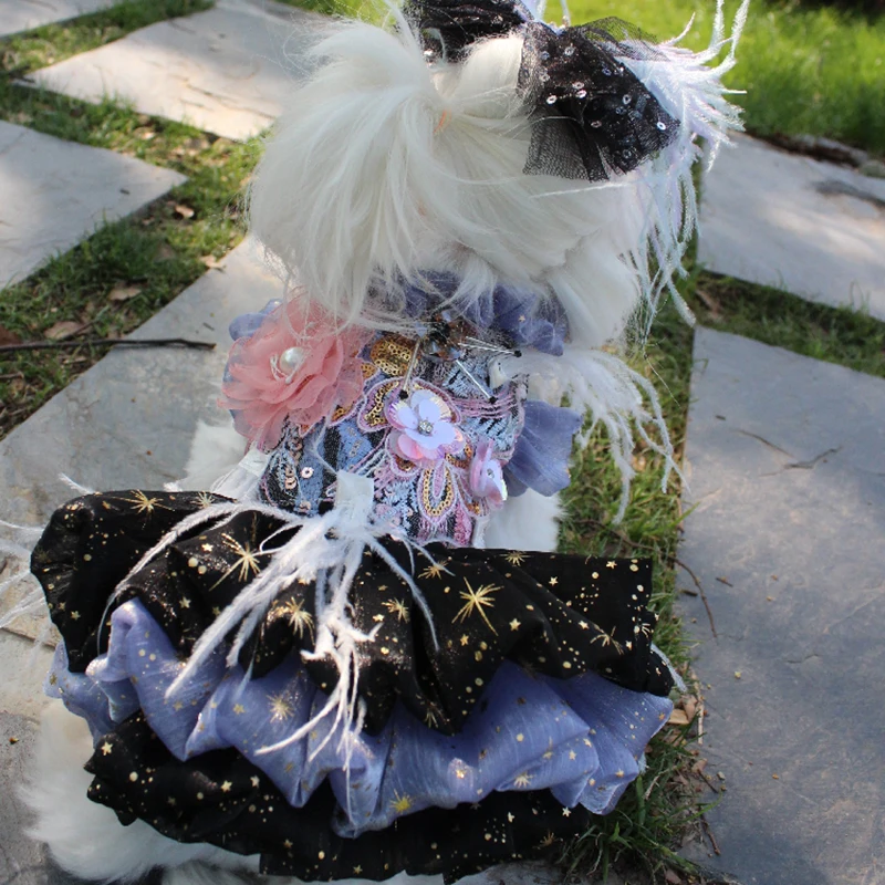 Платье для собак, блестящее, ручной работы, с вышивкой, короткое, стильное, принцесса, свадебное платье-пачка для маленьких собак, кружевная одежда с перьями, чихуахуа