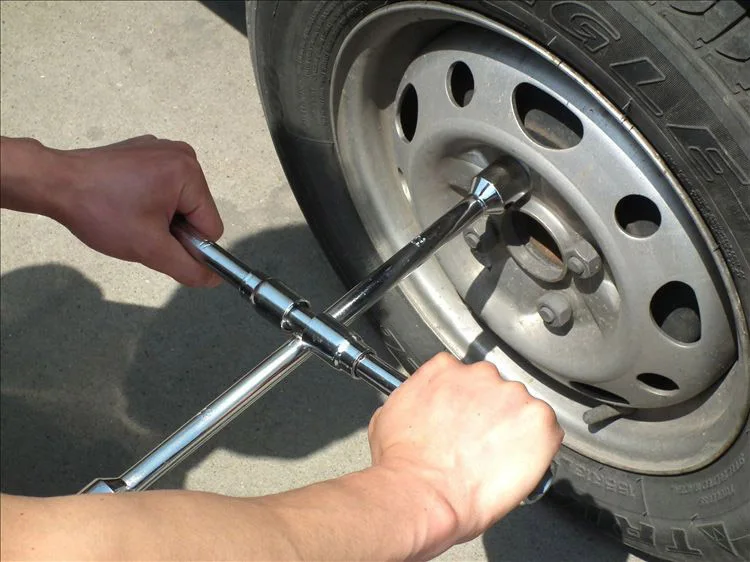 откручивать гайки на колесах. гаечный ключ для колес автомобиля. откручивание колеса. динамометрический ключ для колесных болтов. динамометрический для шиномонтажа.