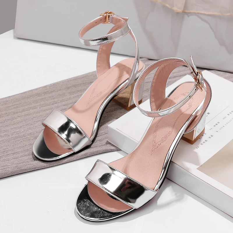 

The fresh and simple Roman wind in summer Sandals