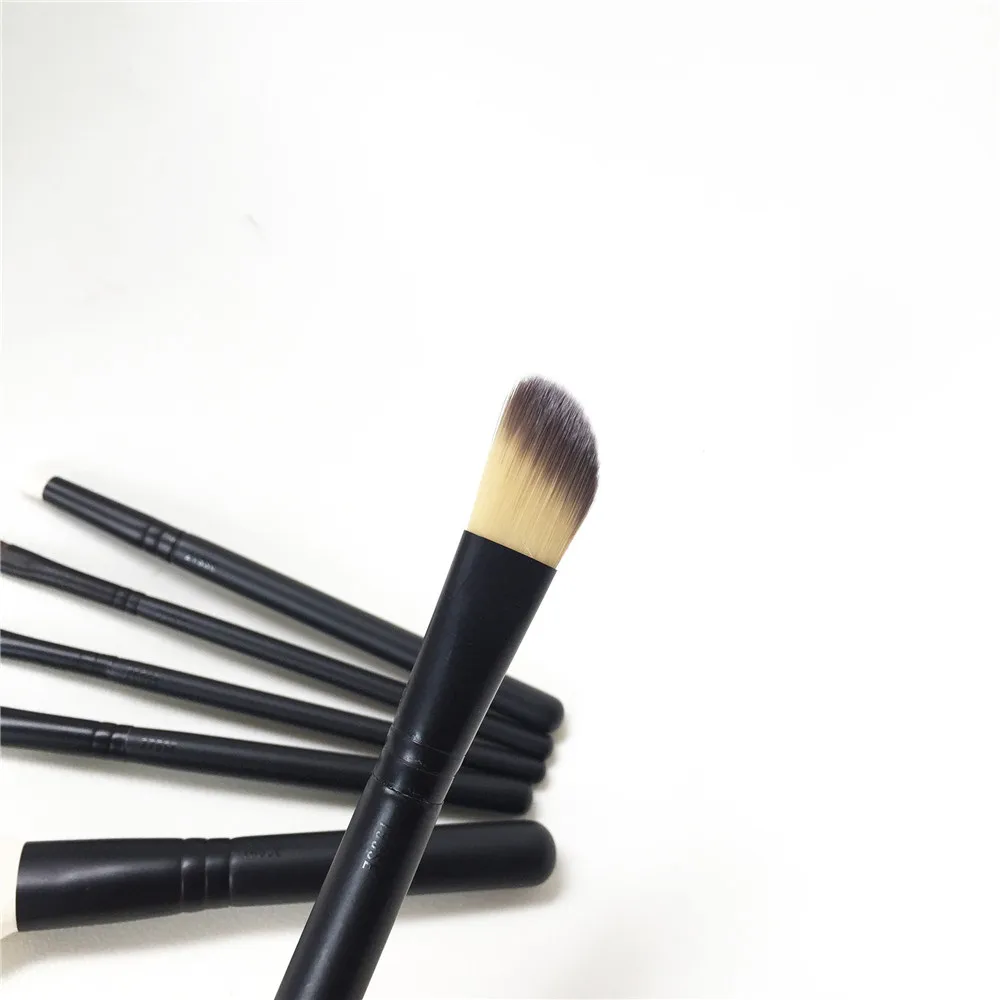 MAC Look in a Box Advanced Brush Set _ 5