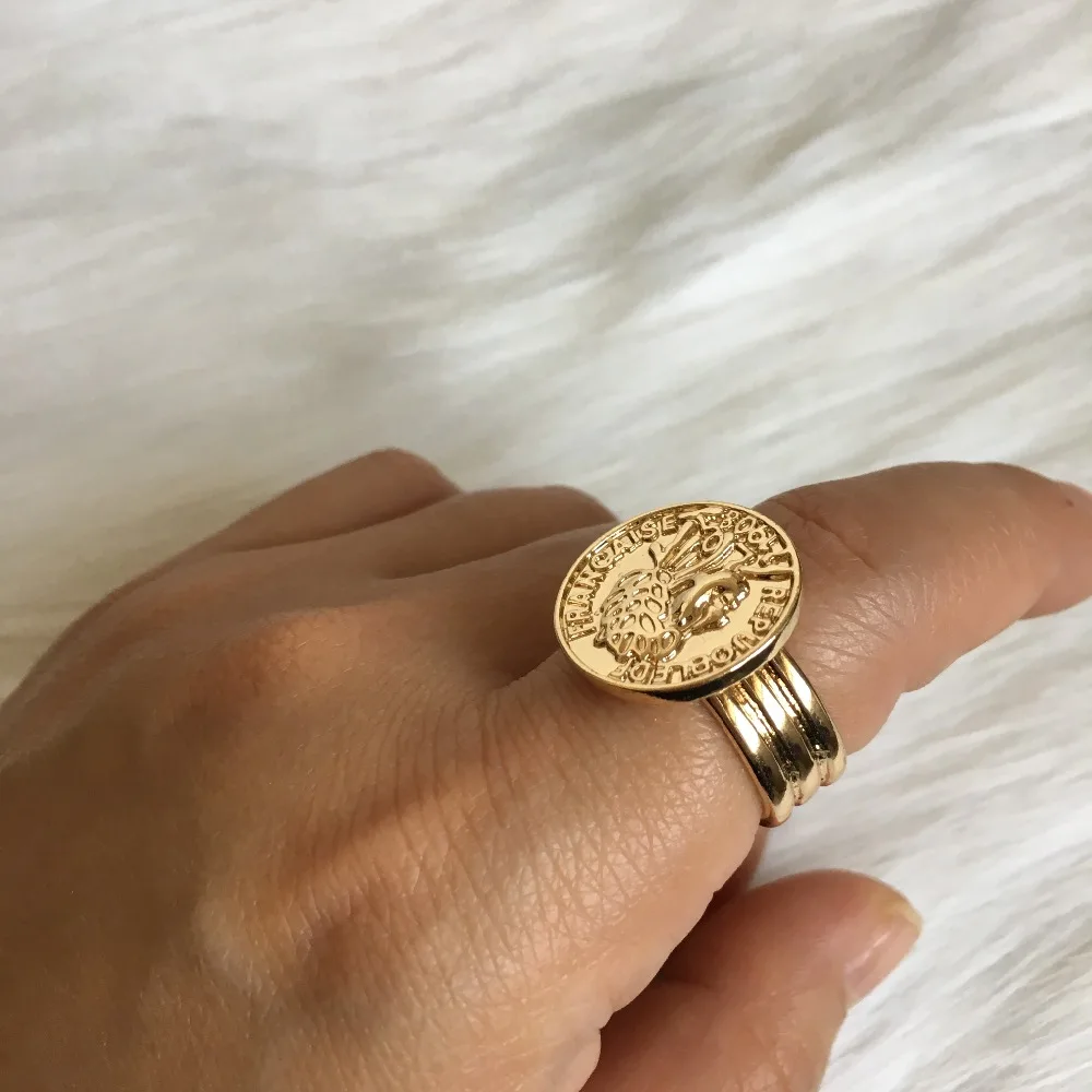 Модные ювелирные изделия Золотое покрытие монета лицо выгравировано квадратное кольцо для женщин девушек