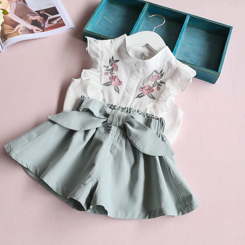 Летний корейский комплект одежды для маленьких девочек, детская рубашка с сердечками+ шорты с бантом, костюм из 2 предметов, детский комплект одежды с цветочным принтом и бантом