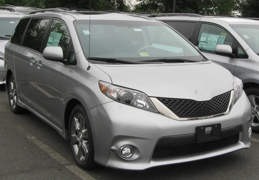 2011_Toyota_Sienna_SE