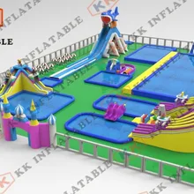 Комбинация аквапарка гигантская игровая площадка водная горка на суше