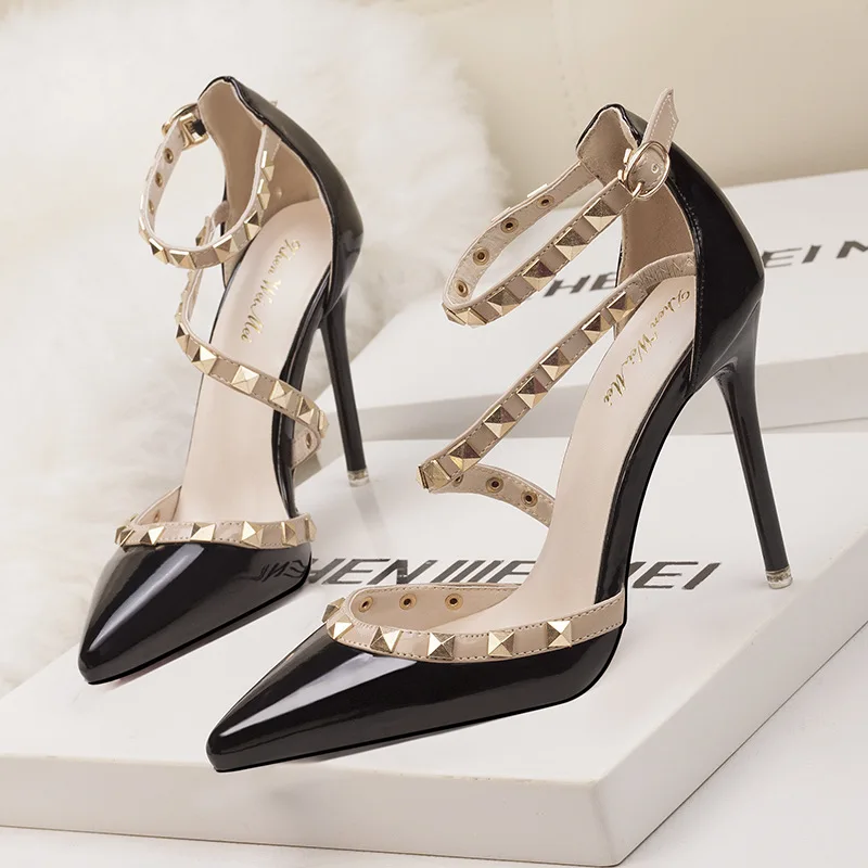 Classic Pumps New Women Shoes Summer Sandals Fashion Women Pumps Rivet Patent Leather Women High Heels Shoes Party Office Shoes