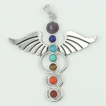 Pendente amuleto com asas de anjo com os 7 chakras