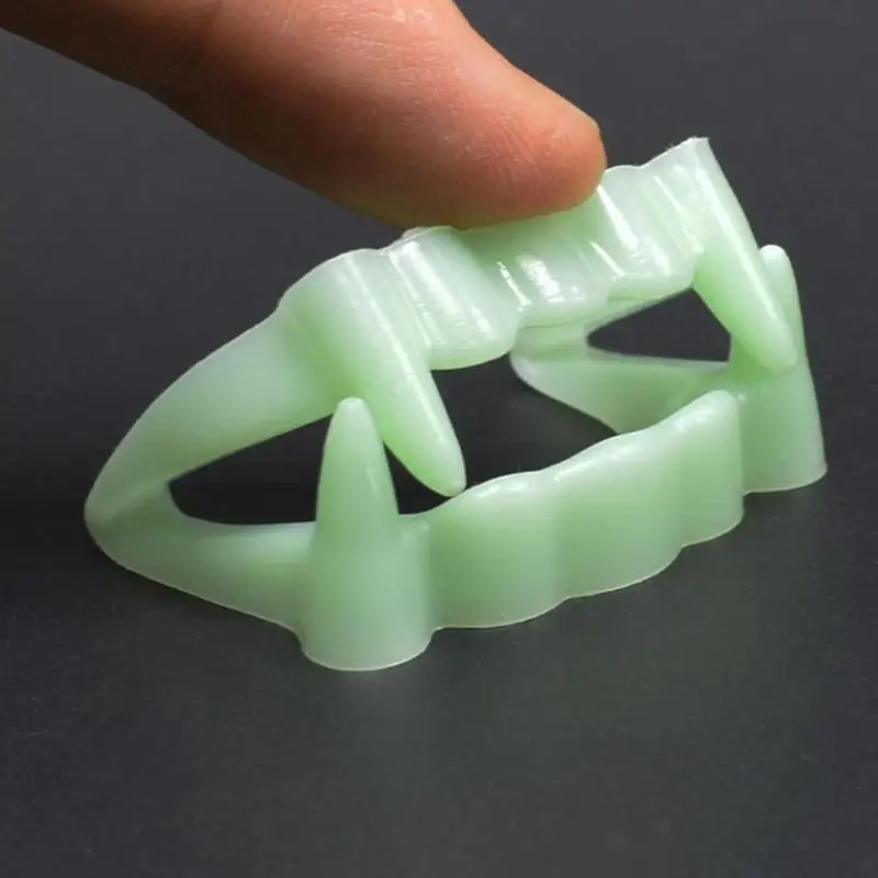 разноцветные пластинки для зубов. светящиеся зубы в темноте. светодиодная подсветка для зубов. светящийся рот. штука которая светится во рту.