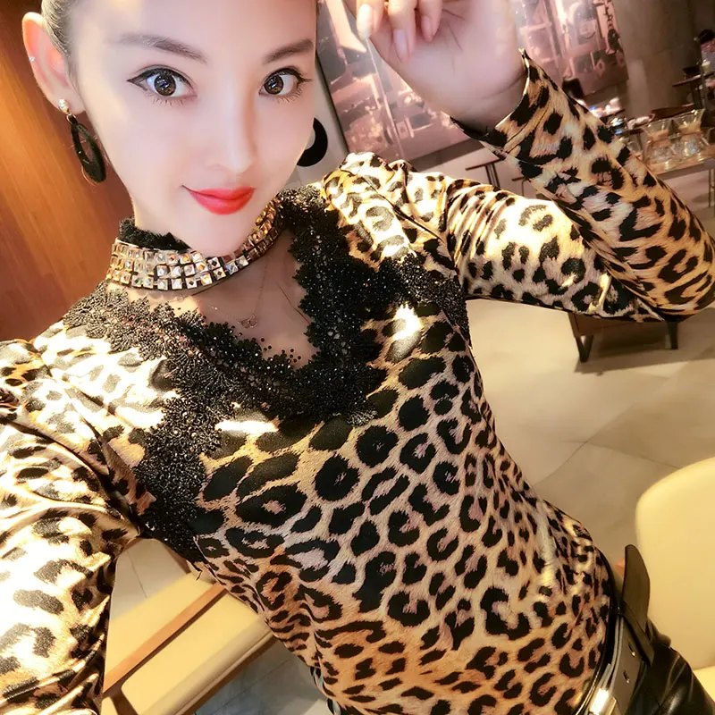 Большие размеры 3XL Сексуальная выдалбливают кружева лоскутное леопарда атласные футболки Для женщин Мода драгоценных камней Атлас Топ с