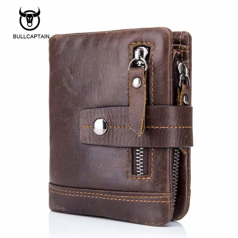 Cartera Lujosa Hecha De Cuero Marrón Genuino Sobre Un Fondo Limpio PNG