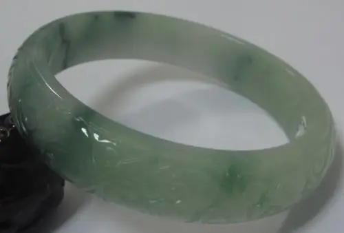 

3022 VINTAGE BEAUTIFUL HAND-CARVED GREEN JADEITE JADE GEMS BANGLE BRACELET