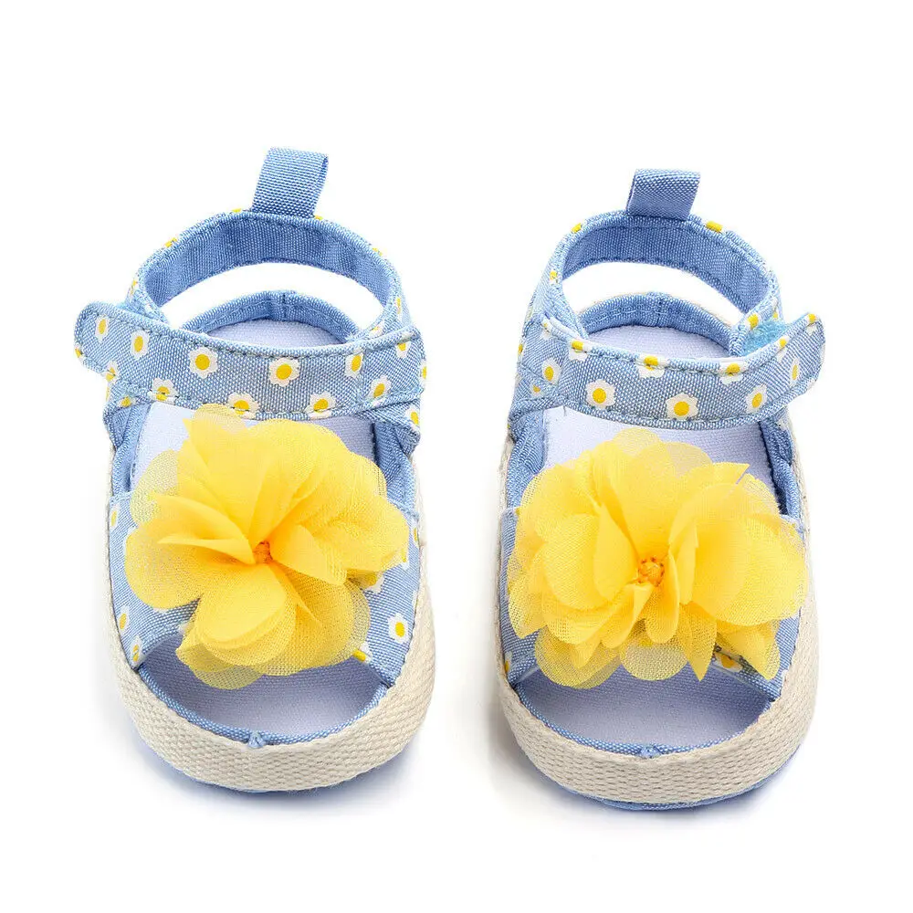 Детские сандалии для девочек; Мягкие Летние сандалии в горошек с цветочной аппликацией; нескользящие летние туфли для новорожденных