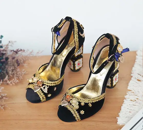 Женские туфли-лодочки с открытым носком на высоком каблуке; коллекция года; сезон лето; туфли для подиума в винтажном стиле; босоножки на высоком каблуке с ремешком на щиколотке; BY497