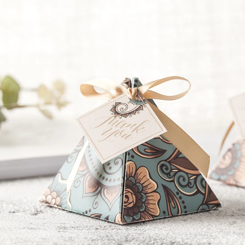 

Free Shipping 100 pcs lot bulk Unique Custom logo tags Paper Pyramid Design Wedding favors and gifts Personalized candy boxes