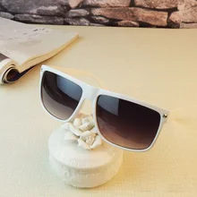 2017 Vintage Square Frame Rivet Elegant Women & Men Sunglasses Oculos De Sol Sun Glasses White Frame