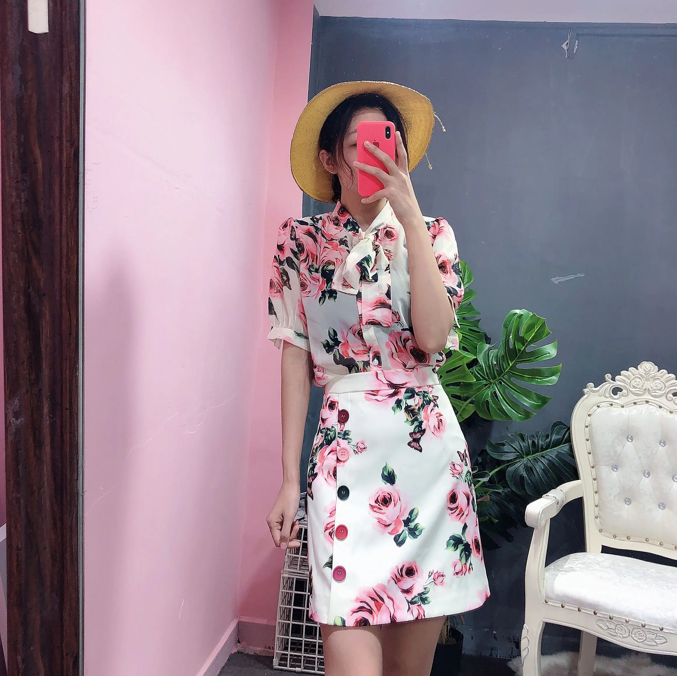 Женский летний великолепный комплект из двух предметов с розовой розой, милый воротник с бантом, прозрачная шифоновая рубашка, топ+ цветная юбка на пуговицах, комплект