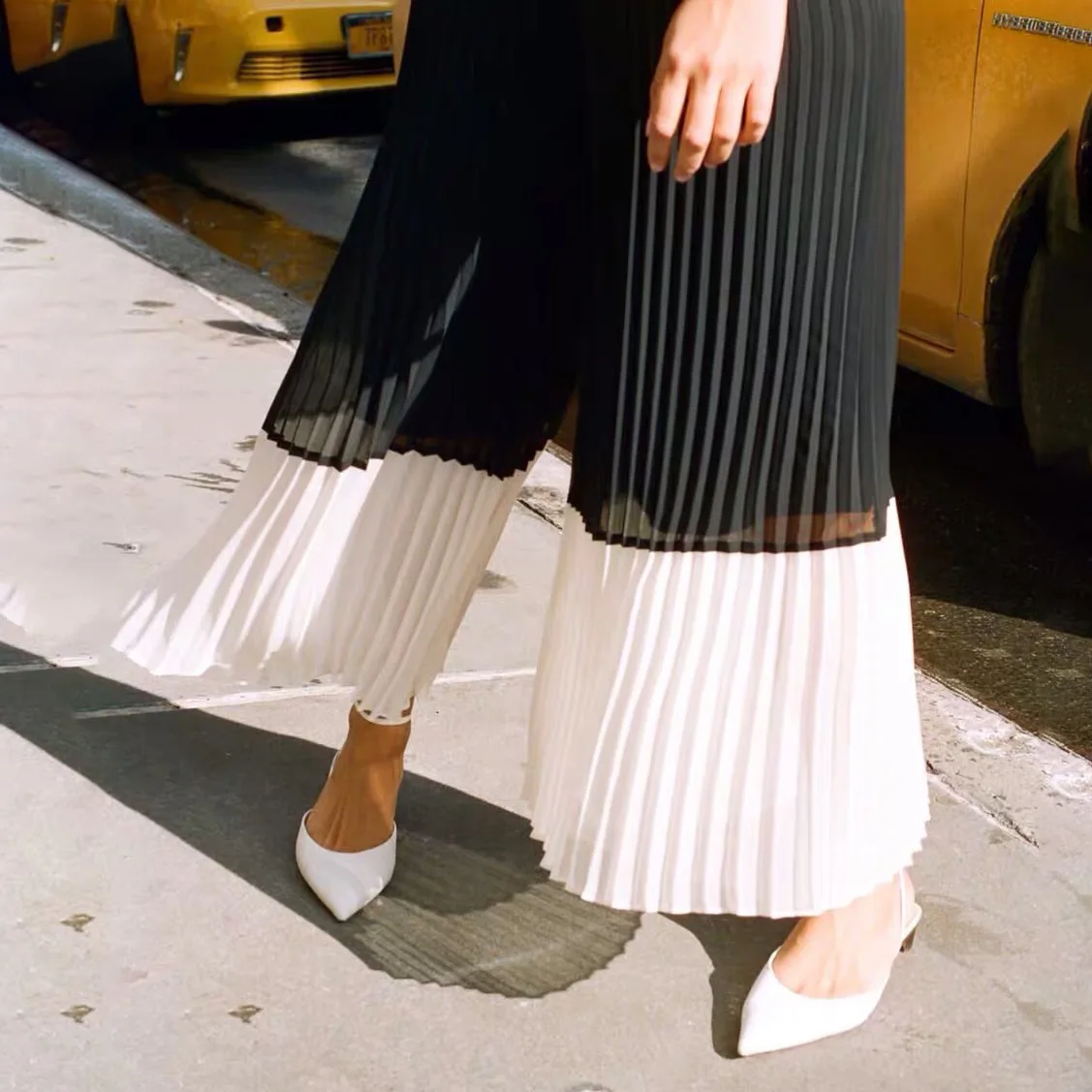 

Spring and Summer 2019 New Light Black and White Color Matching Elegant Loose Pleated Women Wide Leg Trousers Women Pants