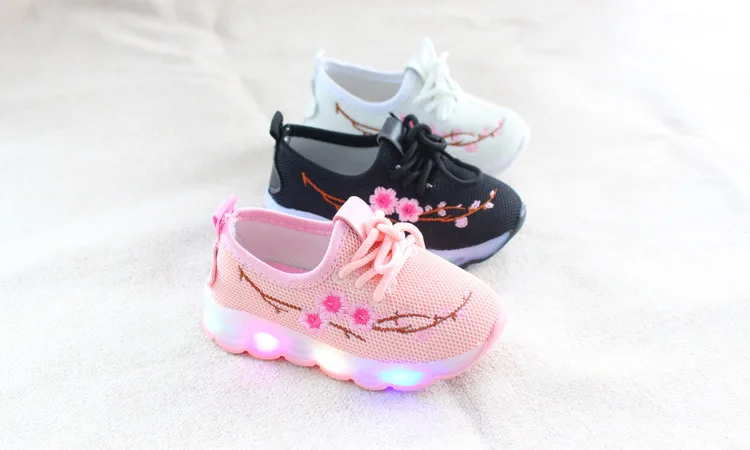 Новая летняя модная детская обувь со светящимися кроссовками; Светящиеся кроссовки для маленьких мальчиков и девочек; светодиодный мягкий материал; европейские размеры 21-30