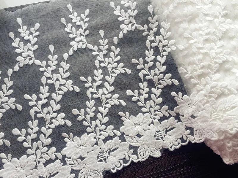 снежные кружева. зимние кружева. кружево на ветках. иней на ветках. кружевная вышивка на сетке.