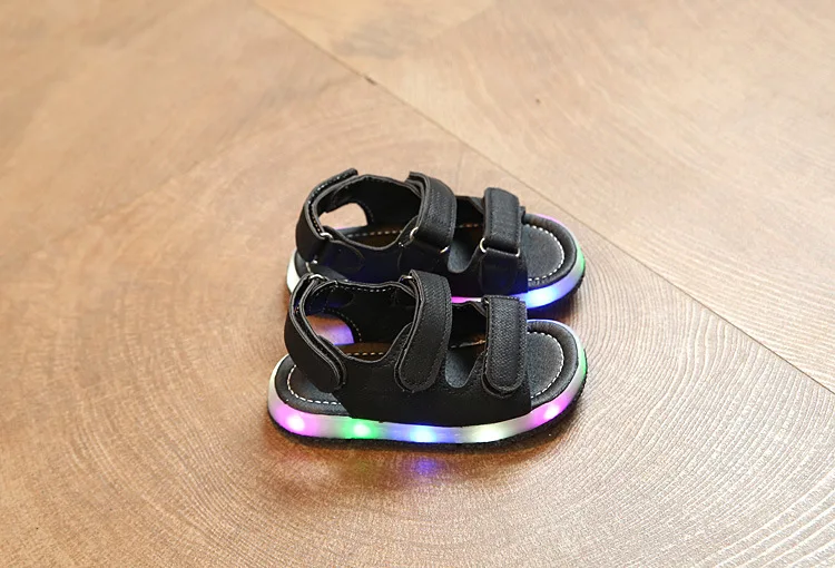 Унисекс новые летние светодиодной подсветкой обувь детские сандалии для мальчиков крючки для девочек на застежке-липучке; Светящиеся Сандали детские светящиеся туфли