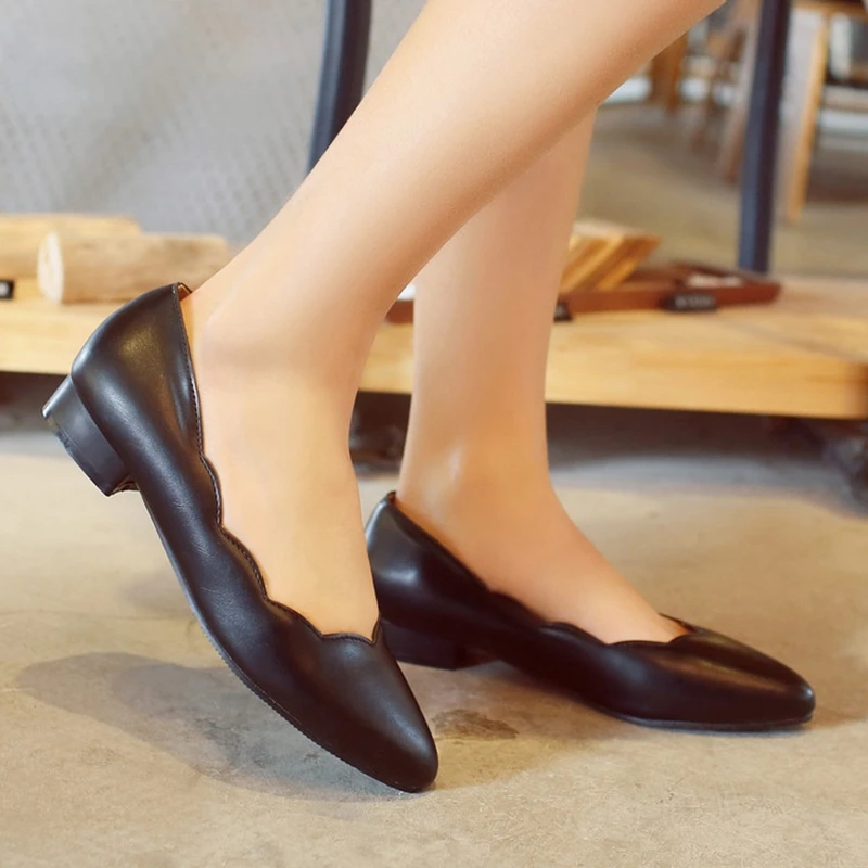 REAVE CAT/кожаные туфли Sapatos femininos; большие размеры 30-50; новые весенне-летние женские туфли на плоской подошве с острым носком; модные повседневные Черные туфли; QL4825
