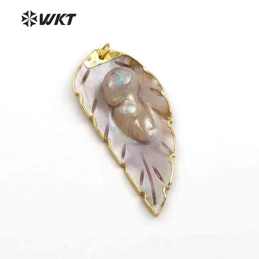 

WT-JP074 Unique Design Natural Sea Shell In Leaf Shape With Random Size Pearls Pendant Dainty Crave With Gold Bezel For Necklace