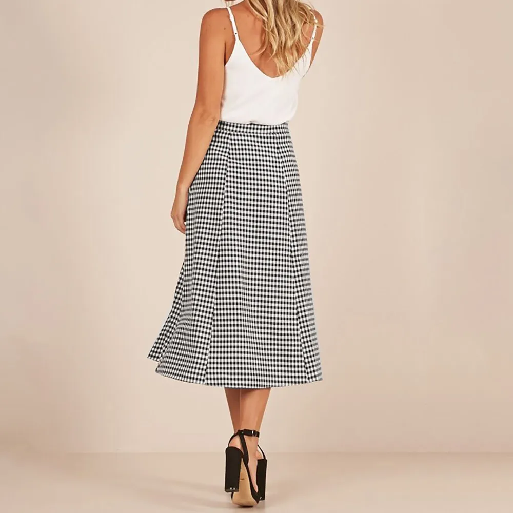 Женская черно белая клетчатая юбка средней длины с пуговицами и разрезом сбоку