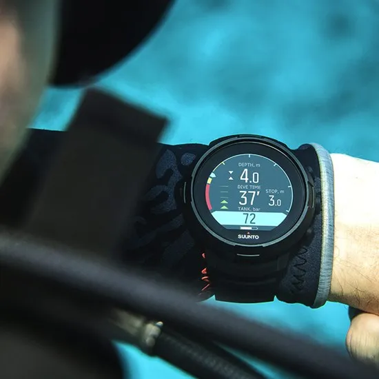 suunto-d5-all-black-on-wrist-2