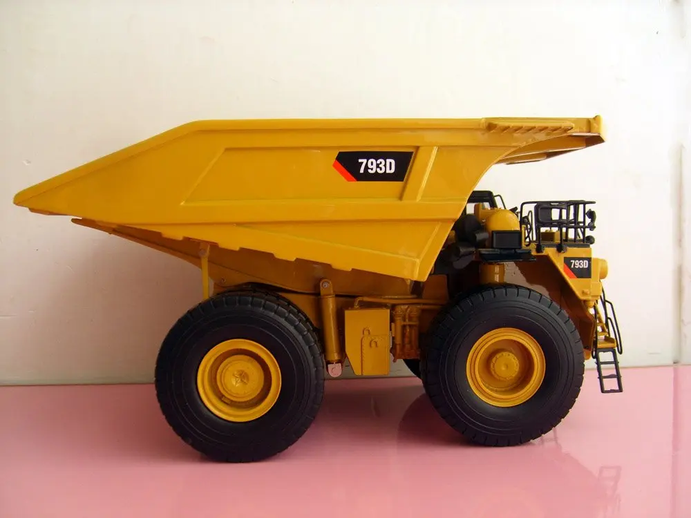 

UH2785 1:32 MASSEY FERGUSON 135 Tractor