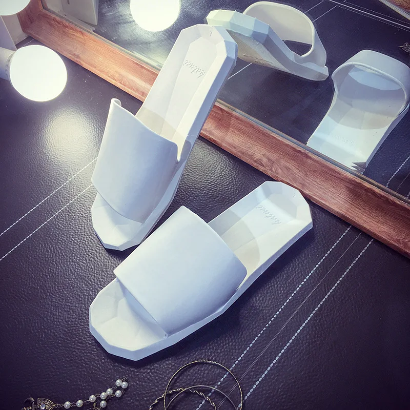 

big size36-45 Women sandals Fashion slippers Prevent wear-resisting beach Lovers shoes men cartoon wholesale white black