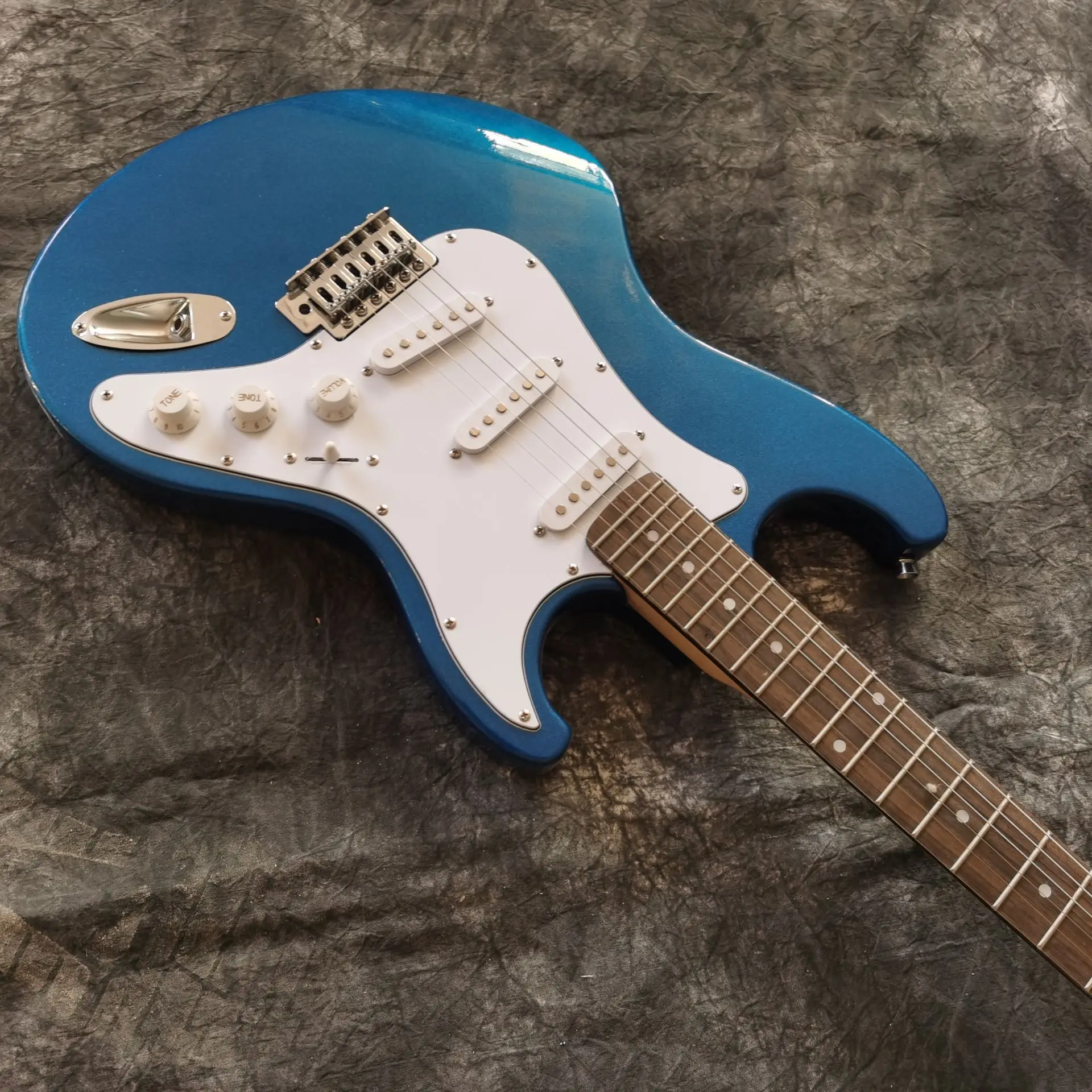 Стиль. Синяя электрогитара. Белая накладка, ручная работа 6 стингов gitaar. Реальные фотографии