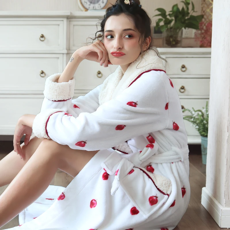 White strawberry Изысканная Женская одежда Зимний комфортный фланелевый Халат женский розовый с вышивкой буквами домашний Waer теплый длинный банный халат пара - Цвет: White strawberry